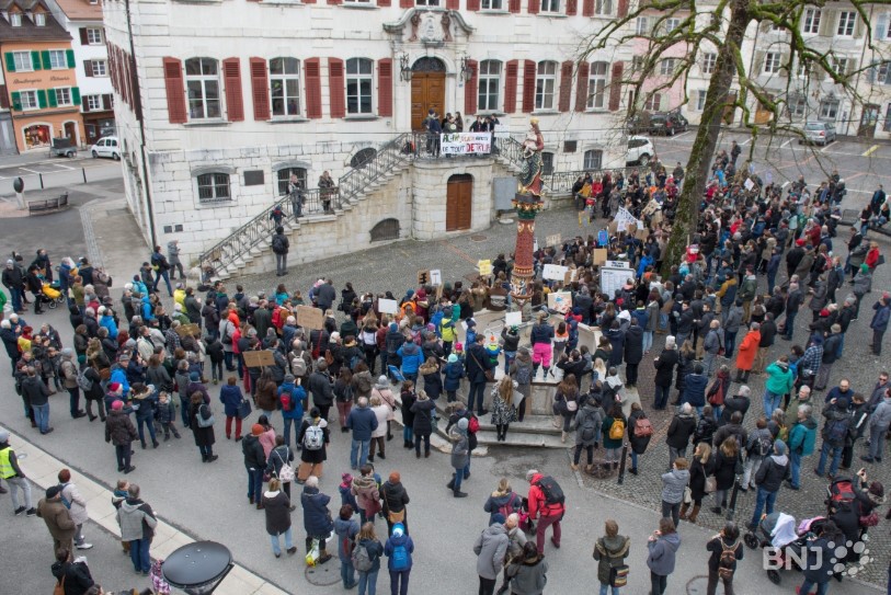 De nombreuses personnes ont marché pour le climat dans plusieurs villes de Suisse samedi. (ici à Delémont, devant l'Hôtel de ville).