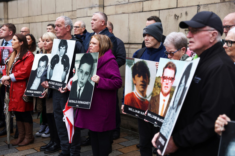 Certains proches des victimes ont manifesté devant le tribunal. (Photo : AP Photo/Peter Morrison). 