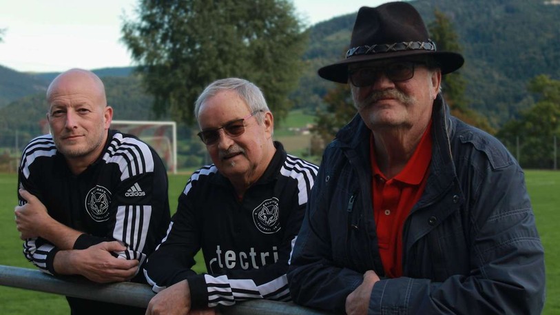 De gauche à droite : Sébastien Jufer, nouveau président de la section football du CS Belprahon, son oncle Alfred Ellenberger, à la tête du club sportif, et son père Alfred Jufer, jamais aux commandes mais rarement loin des prises de décision. (Photo : Maurane Kobel)