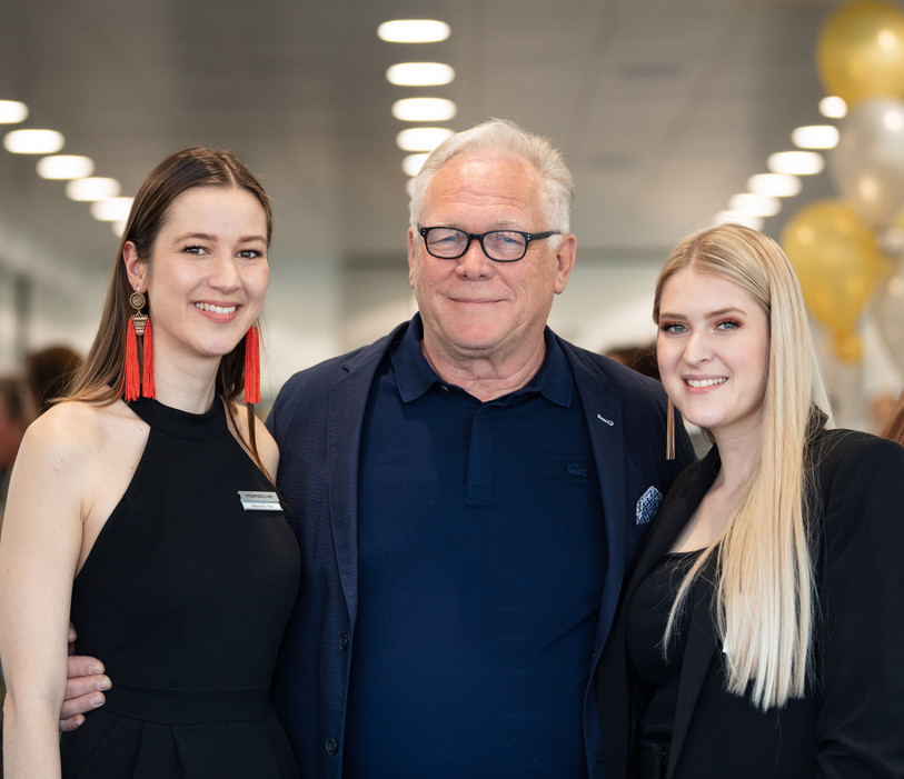 Alexandra, Jean-Maurice et Mathilde lors de l’inauguration du Centre Service Porsche Neuchâtel. Photo: Quentin Buggia
