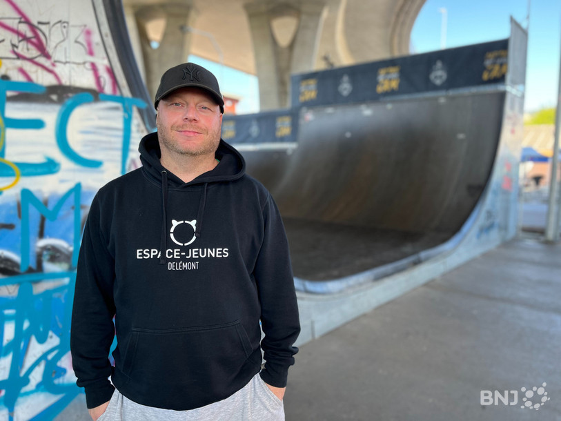 Le coordinateur du festival Julien Paratte avec, en arrière-plan, la plus grande mini-rampe de Suisse romande où se tiendront des compétitions de skateboard et de trottinette.