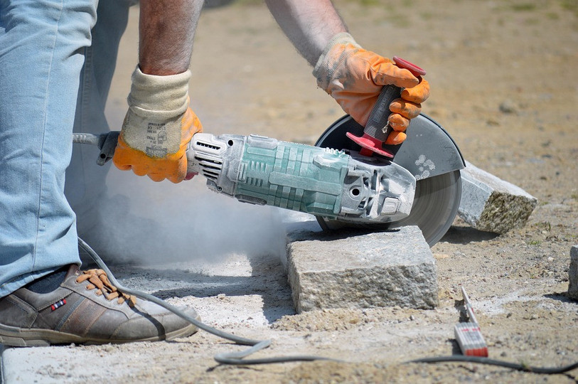 Des pseudos-entrepreneurs sillonnent la région et proposent des travaux à bas prix, puis soutirent de l'argent à leurs victimes. (Photo : illustration / libre de droit)