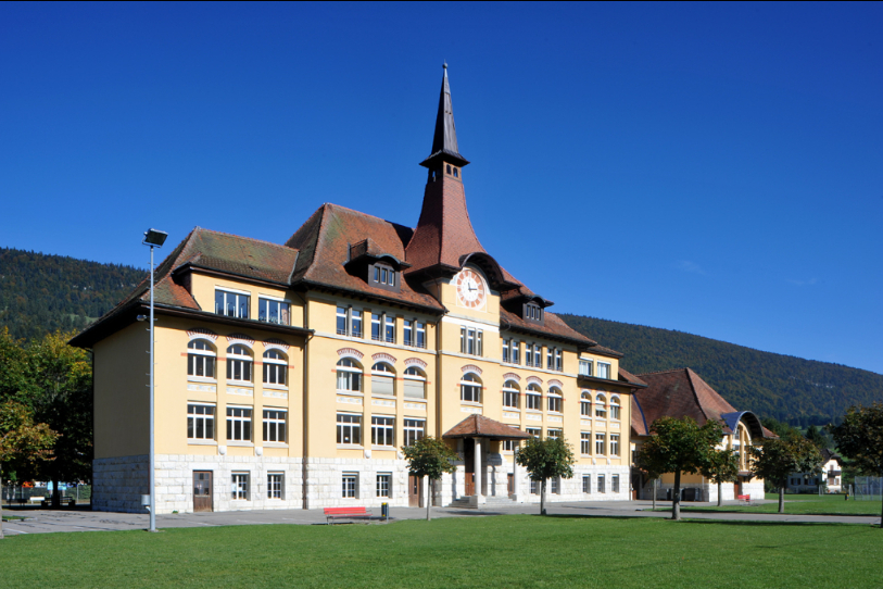Benjamin Rindlisbacher a choisi le collège de Courtelary pour illustrer cet entretien. L’intérieur du bâtiment devrait être rénové d’ici quelques années. (Photo : Benjamin Rindlisbacher)