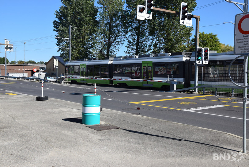 Le passage du tram prolonge l'attente du tram au carrefour de Longueville. 