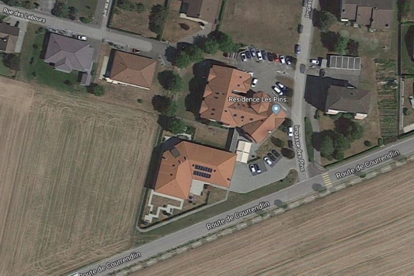 Le projet prévoit un agrandissement de la Résidence Les Pins sur le champ situé à gauche de l'établissement (image : Google Maps).