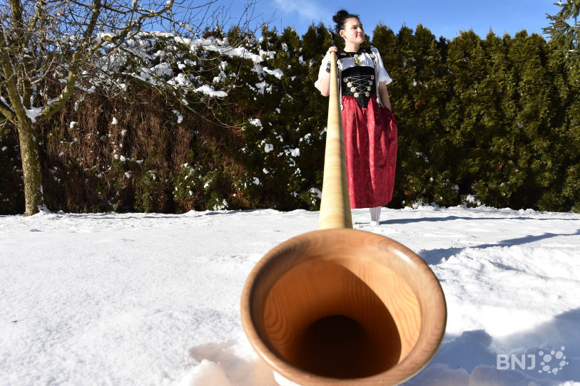 Fanny Känzig dans le jardin familial à Court avec son cor des Alpes.