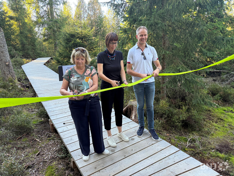 La maire de Saignelégier, Catherine Erba, la directrice du Centre nature Les Cerlatez, Laure Chaignat, et le ministre David Eray ont officiellement coupé le ruban.