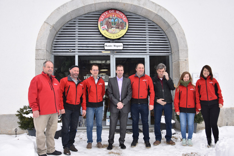 Le comité de pilotage de la 4e Fête de la Tête de Moine au complet avec en son centre le parrain, Jean-Marc Soldati, et Jean-Pierre Froidevaux (3e depuis la droite) qui créera les sculptures sur racines et bois.