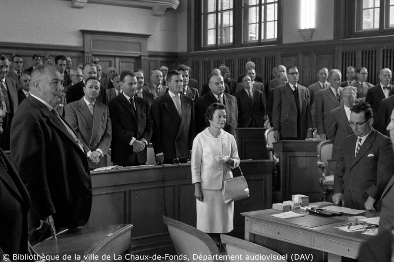 Raymonde Schweizer a été la première femme élue dans un parlement suisse. Elle a été assermentée au Grand Conseil neuchâtelois le 27 septembre 1960.