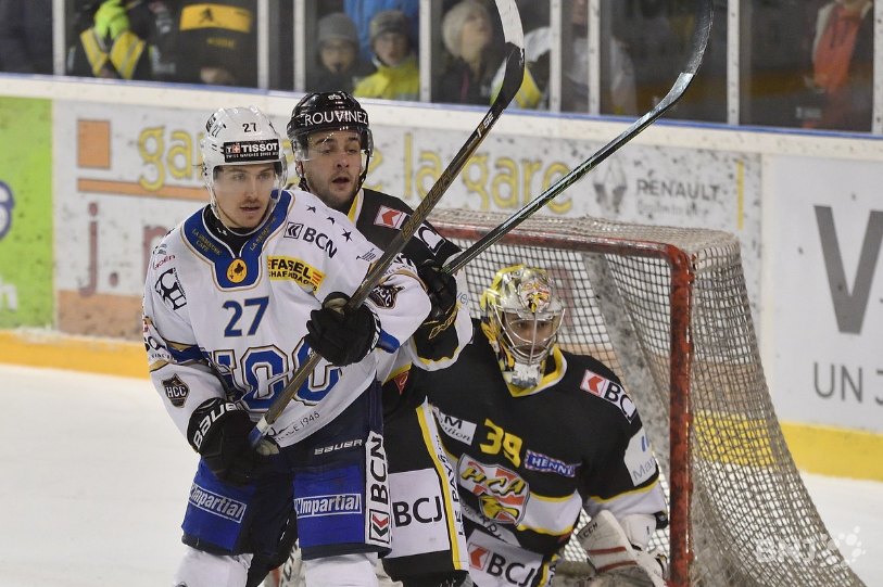 Sur la photo, Devin Muller porte encore le maillot du HC La Chaux-de-Fonds, avec le numéro 27. (Photo: archives).