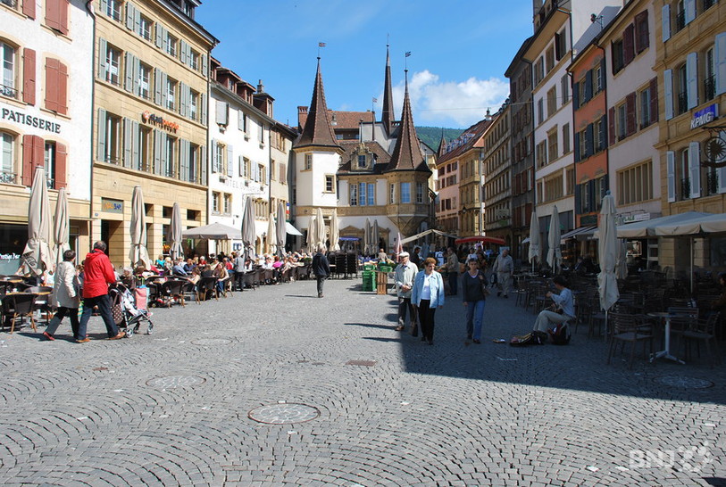 Place des Halles au soleil