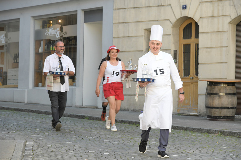 Avec le sourire, les participants ont dompté les plateaux et les pavés. (Photo : Géraud Siegenthaler).