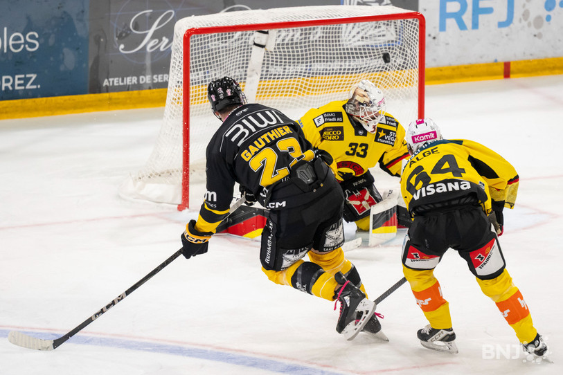 Frédérik Gauthier transperce le gardien Sandro Zurkirchen pour porter le score à 4-0. (photo : KEYSTONE/Georgios Kefalas)
