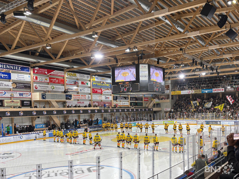 Le match a démarré avec cinq minutes de retard parce que les deux équipes se sont présentées avec un maillot jaune ! Les arbitres ont ainsi renvoyé le HCA se rhabiller pour se vêtir de noir...