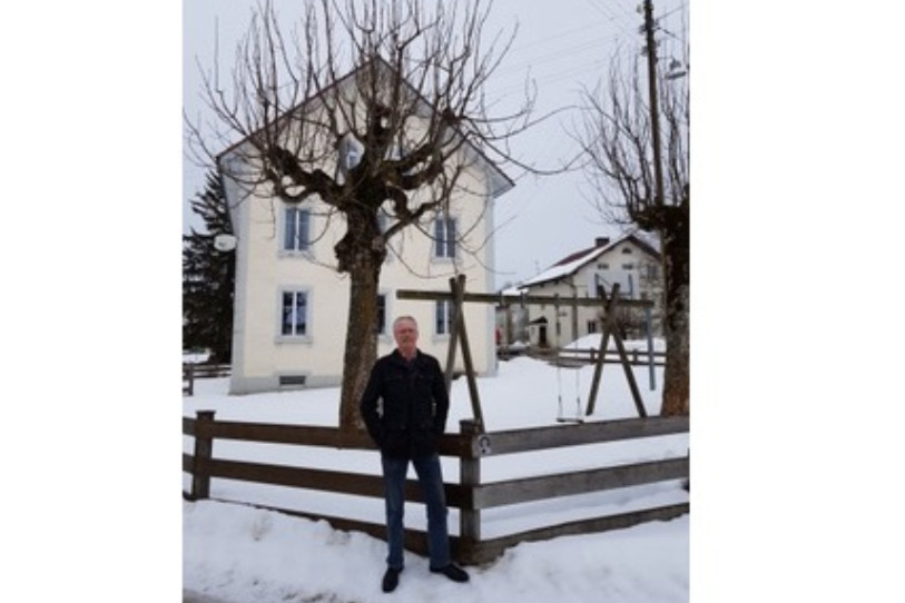 Michel Aubry, maire de la Chaux-des-Breuleux a été pris en photo devant l’école du village franc-montagnard.