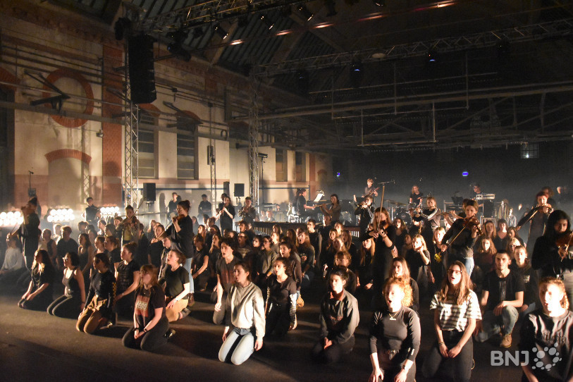 Choeur et orchestre se produisent cette année sur une scène de 60 mètres de profondeur, sous la nef centrale des anciens abattoirs de La Chaux-de-Fonds.