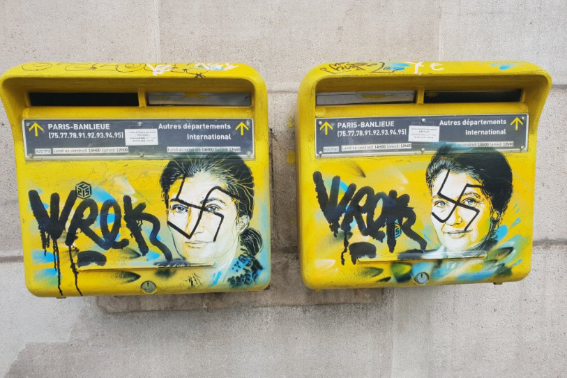 Des croix gammées ont été dessinées sur le portrait de Simone Veil sur des boîtes aux lettres de la mairie dans le 13e arrondissement de Paris. (Photo : Christian Guémy/Twitter).