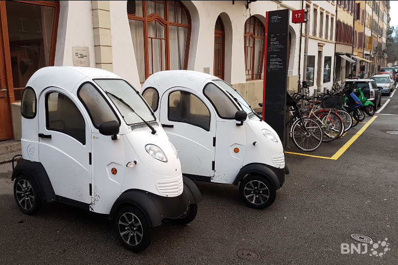 Les voiturettes d'Enuu rencontrent un beau succès à Bienne, mais elle se retrouvent aussi parfois parquées sur les trottoirs plutôt que dans les places pour vélos.