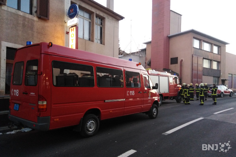 Les pompiers attendaient devant un bâtiment vers 18h.