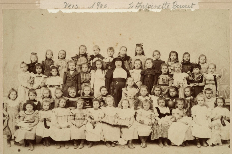 Les Ursulines à Porrentruy. Classe de Sr Antoinette Beuret, vers 1900. (Photo: Musée de l'Hôtel-Dieu, Porrentruy)