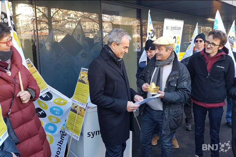 Jean-François Donzé de Syndicom (à droite) remet un presse-citron doré, au responsable de la zone postale Jean-François Laneve.