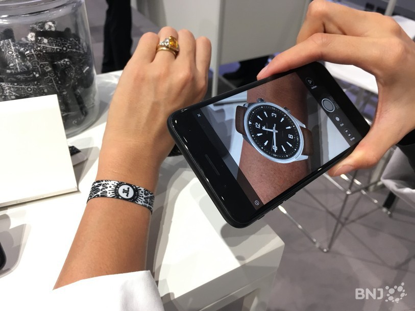 Jaeger LeCoultre a développé l'application On your wrist qui permet d'essayer virtuellement une montre.