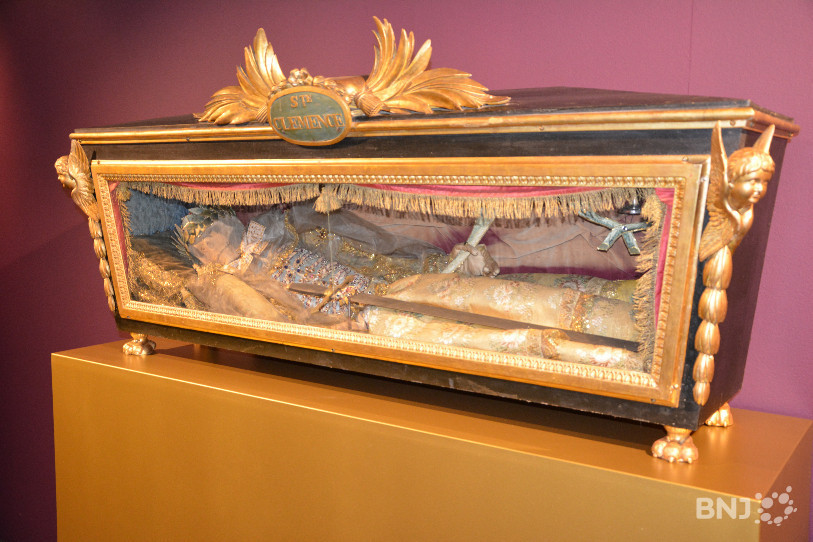 La châsse de Ste-Clémence qui appartient aux Ursulines est exposée au Musée de l'Hôtel-Dieu.