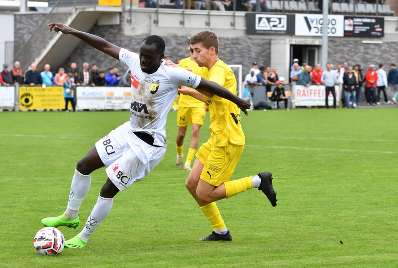 Les SR Delémont d'Abdoulaye Koté (en blanc) ont pris le meilleur sur le FC Bassecourt de Quentin Bourquard dimanche après-midi aux Grands-Prés (photo : Georges Henz).