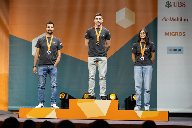 Robin Giroud, au centre, et Adèle Müller, à droite, sont montés sur le podium lors des SwissSkills 2025. (Photo : SwissSkills 2025).