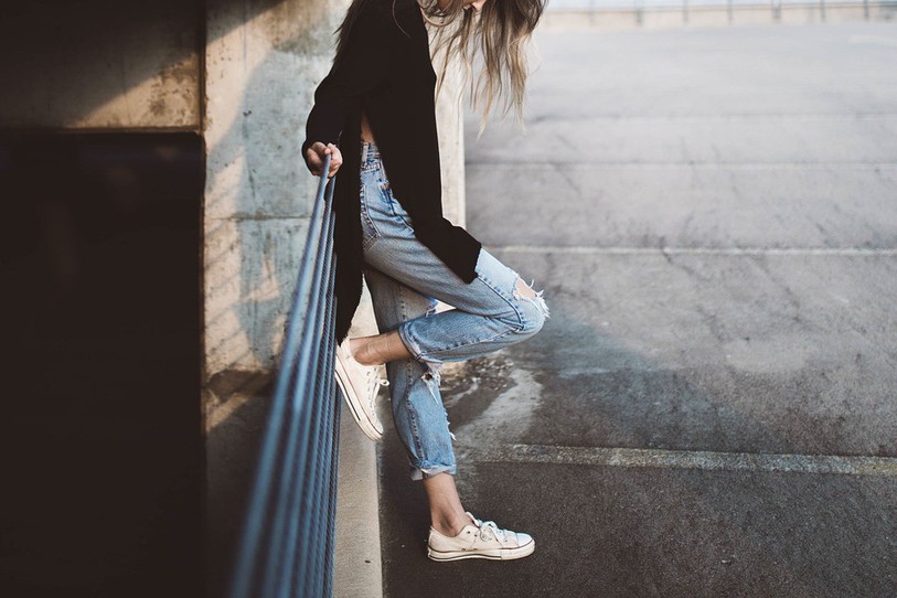 Jeune en jeans et baskets