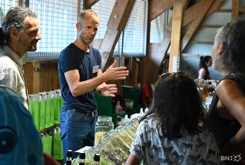 Le Marché bio permet aux producteurs de rencontrer facilement les consommateurs. (Photo : Georges Henz).
