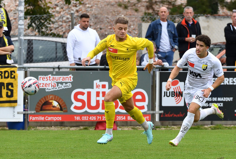 Léo Moine (en jaune) prend le meilleur sur Noé Rodrigues dans ce derby (photo : Georges Henz).
