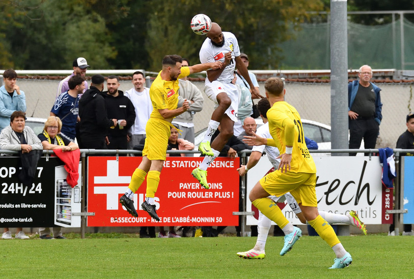 Mohamed Bentahar saute plus haut que tout le monde (photo : Georges Henz).