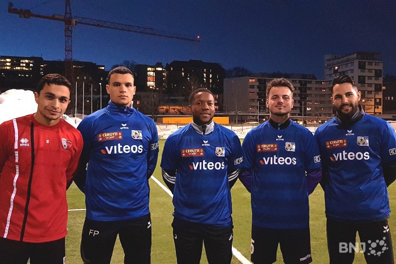 Cinq des huit nouveaux joueurs du FCC (de gauche à droite : Ocakli, Metheni, Dimonekene, Tela et Meneses. Manque : Owembe, Grun et Descombes)