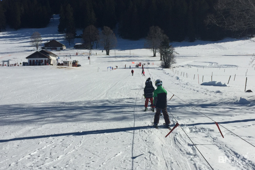 Les enfants et les plus grands apprécient déjà le nouveau téléski de Sommartel.