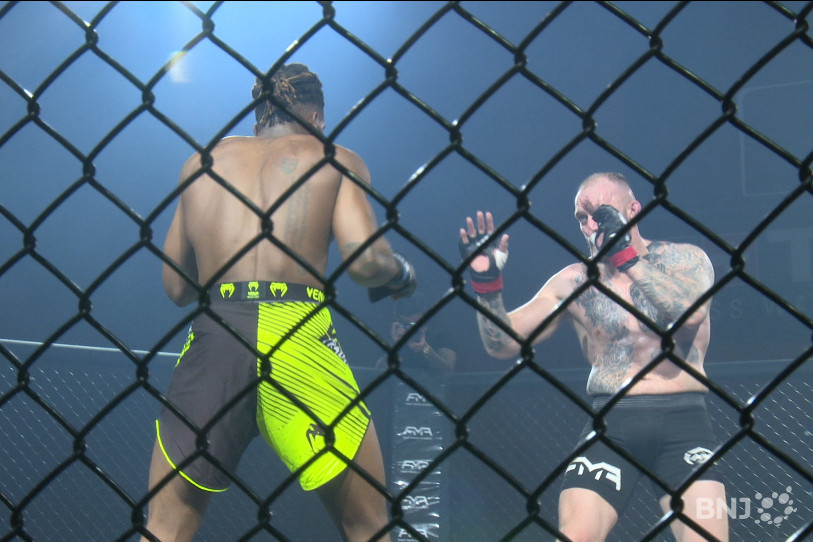 Douze combats d'arts martiaux mixtes, dans diverses catégories de poids et avec plusieurs combattants de la région.