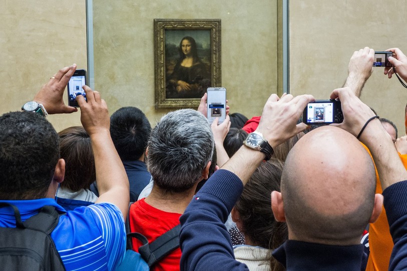 Touristes qui photographient la Joconde