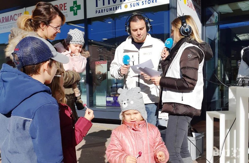 Aude et ses enfants qui répondent au quiz à Bassecourt