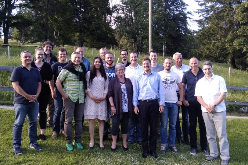Marc-André Léchot a choisi d’illustrer cet entretien avec une photo de groupe. Il s’agit de l’exécutif, du législatif et des employés de la commune d’Orvin. (Photo : commune d’Orvin).