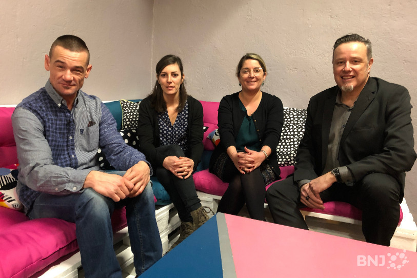 (De gauche à droite) Les deux animateurs socioculturels de l'EJE Philippe Schaer et Gloria Senderos, la conseillère municipale en charge de l'action sociale Paula Tanner et le chef du Service de l'action sociale Alexandre Bédat ont présenté les nouveaux locaux de l'Espace Jeunesse d'Erguël