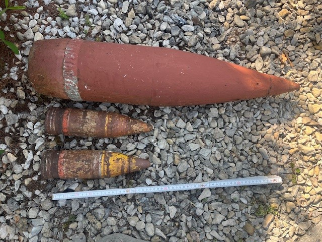 Un obus de canon et deux obus de chars ont été retrouvés dans un jardin à Courrendlin. (Photo : Police cantonale jurassienne)