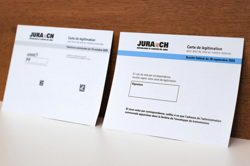À gauche, la carte de légitimation pour les élections cantonales et à droite, la carte de légitimation pour les votations fédérales. (Photo : République et Canton du Jura)
