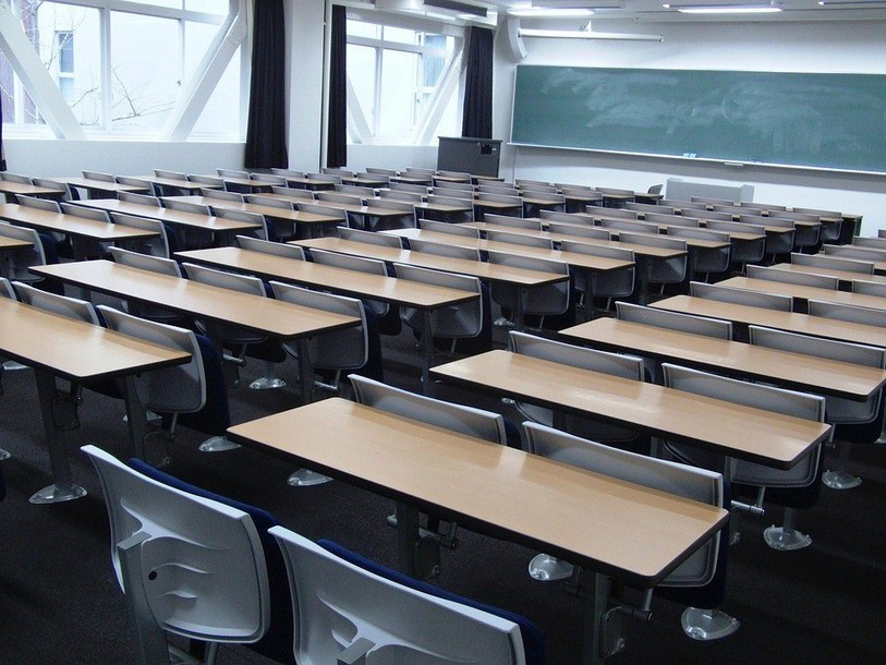 Les bancs d'écoles sont vides dans le Jura (image d'illustration)