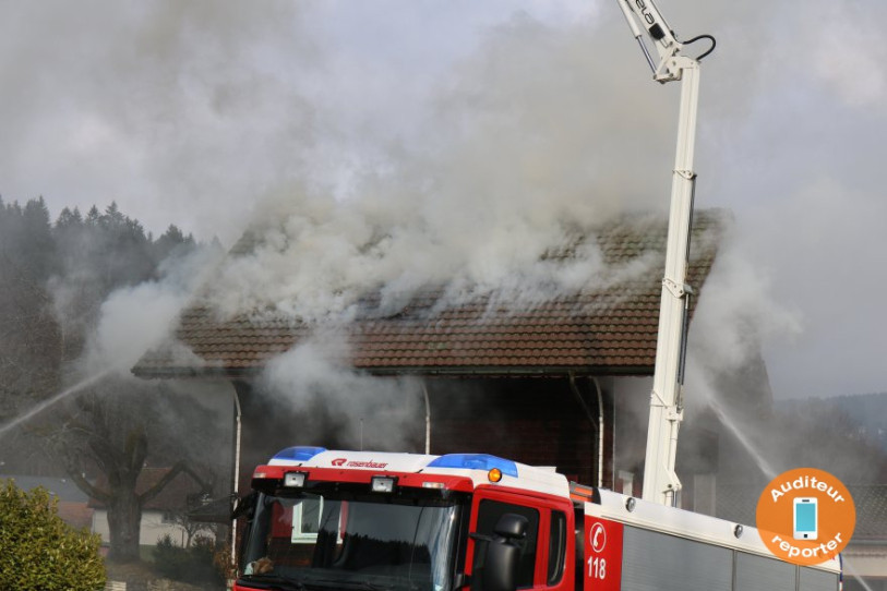 L'incendie a provoqué un important dégagement de fumée. (Photo : auditeur reporter)