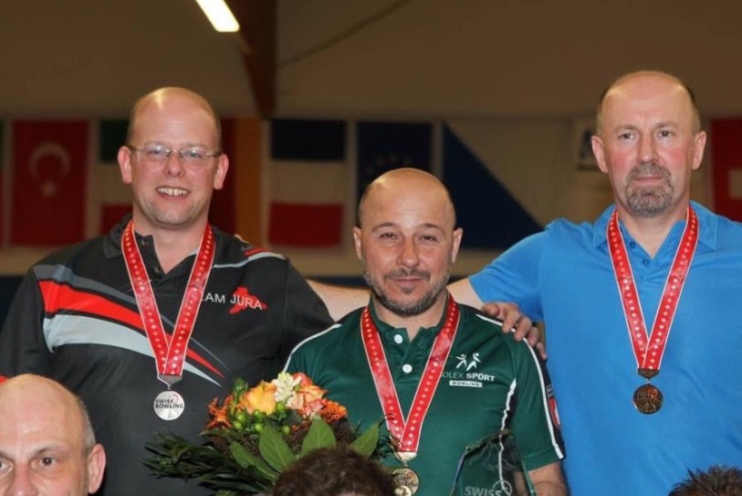 Grégory Chopard (à gauche) avec sa médaille d'argent accrochée au cou.