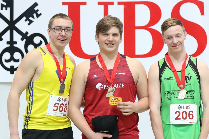 Jephté Vogel (au centre) tout sourire avec sa médaille d'or. (Photo: Guillaume Hentzi)
