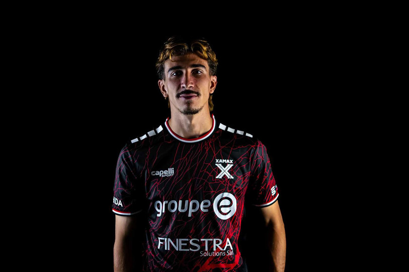 Le maillot entièrement noir se distingue par l’implémentation d’une carte routière en rouge. (Photo : Neuchâtel Xamax)