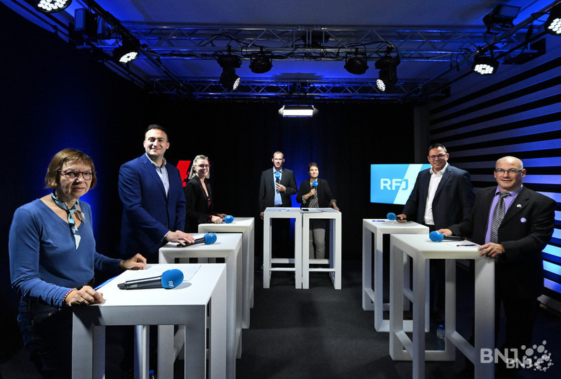 De gauche à droite : Sonia Burri-Schmassmann (Les Vert-e-s), Valentin Zuber (PS), Amélie Brahier (Le Centre), Stéphane Theurillat (Le Centre) et Pascal Prince (HelvEthica) ont débattu dans les conditions du direct. (Photos : Georges Henz.)