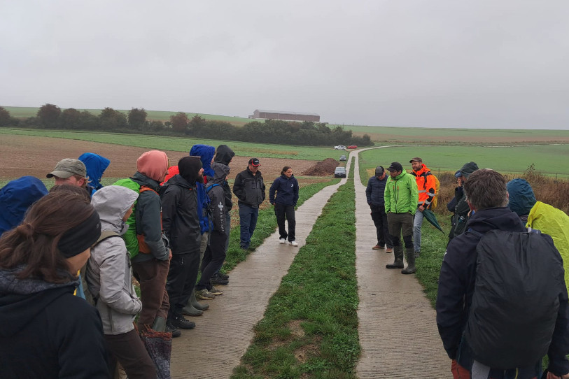 AgriJura, la Fondation rurale interjurassienne et des agriculteurs de la région étaient réunis ce mardi pour aborder la problématique des plantes envahissantes. (Photo : AgriJura)