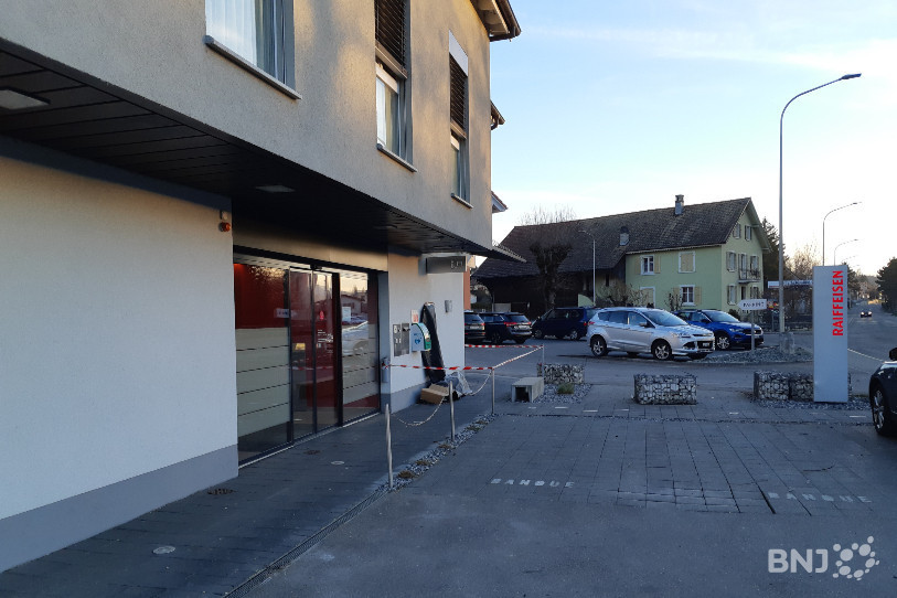 Le bancomat de la Raiffeisen à Alle a été attaqué à l'explosif.